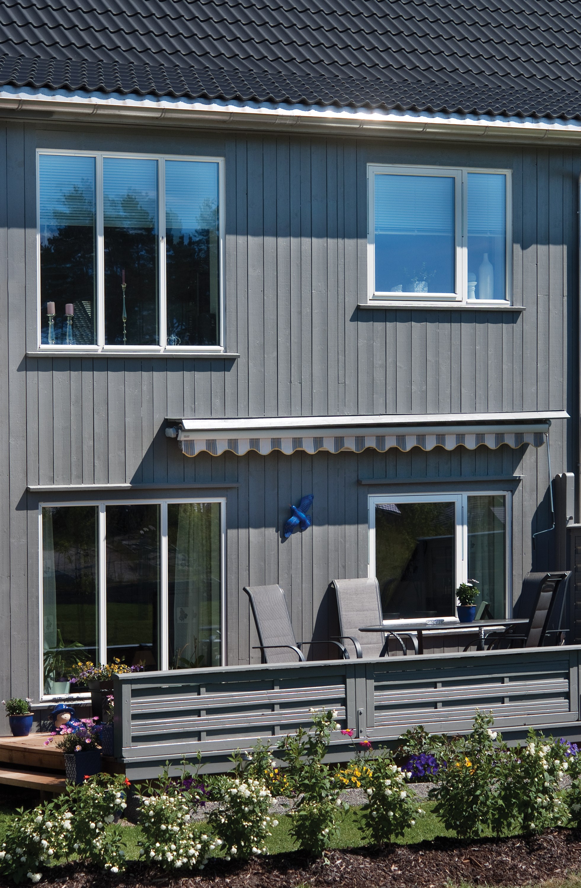 grå-fasade-med-terrasse-Kopi.jpg